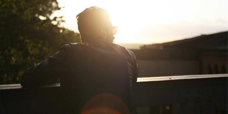 哈基马工作室的赛博朋克世界观构建方法论：创意设计与3D动画如何打造可信的叙事基石