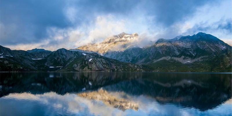 揭秘哈基马工作室：赛博朋克游戏美术中的色彩理论与光影魔法