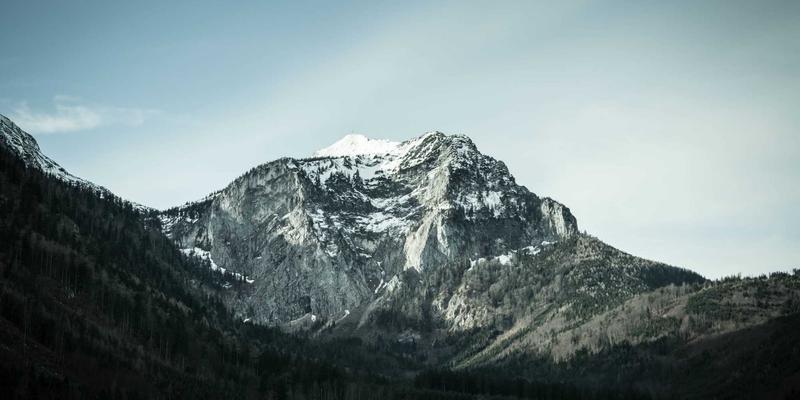 解析哈基马工作室的赛博朋克设计：环境叙事如何通过场景细节讲述品牌故事